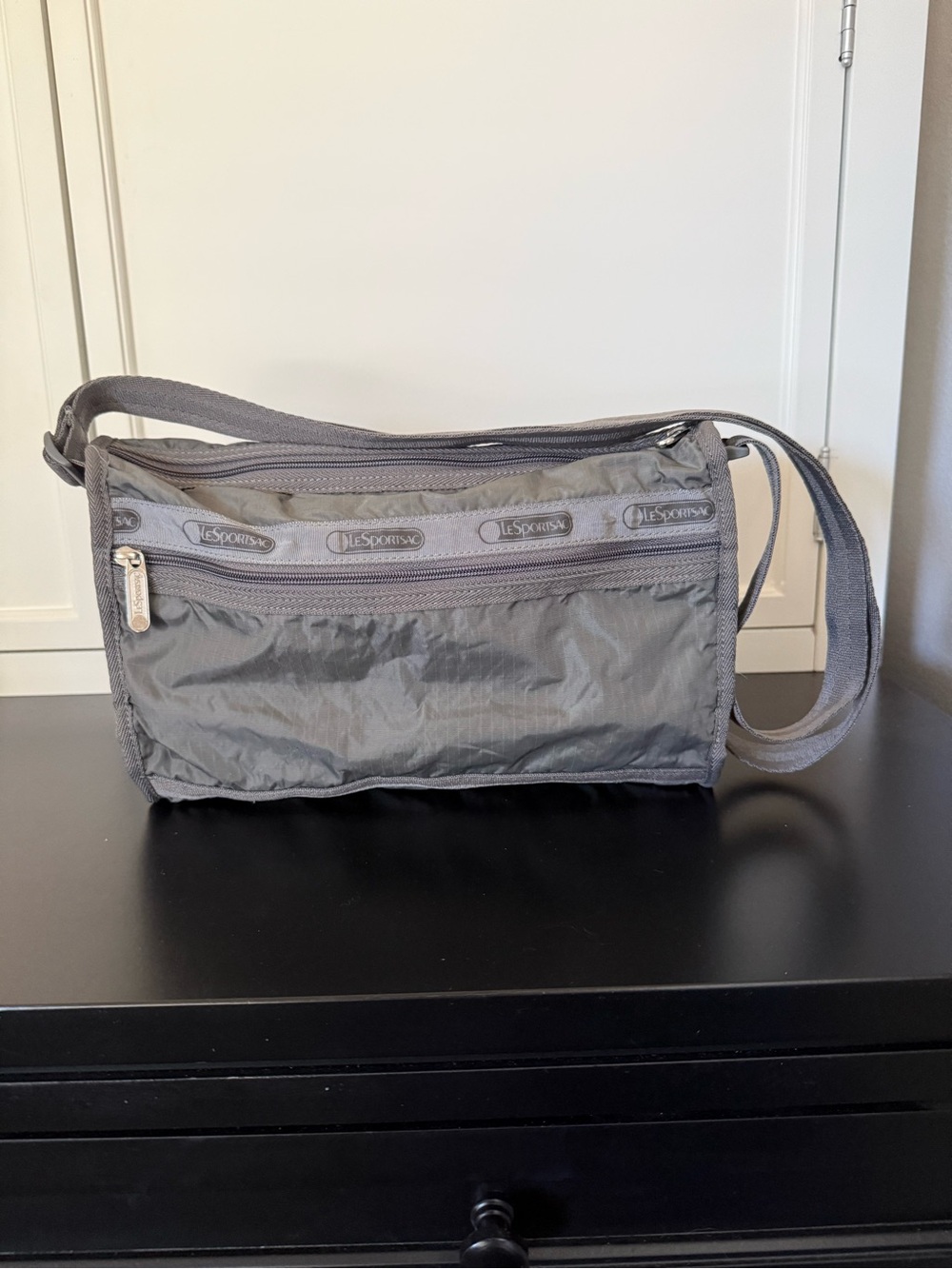 LeSportsac Travel Crossbody Adjustable Strap Zippers & Pockets Nylon Gray 11”x7”